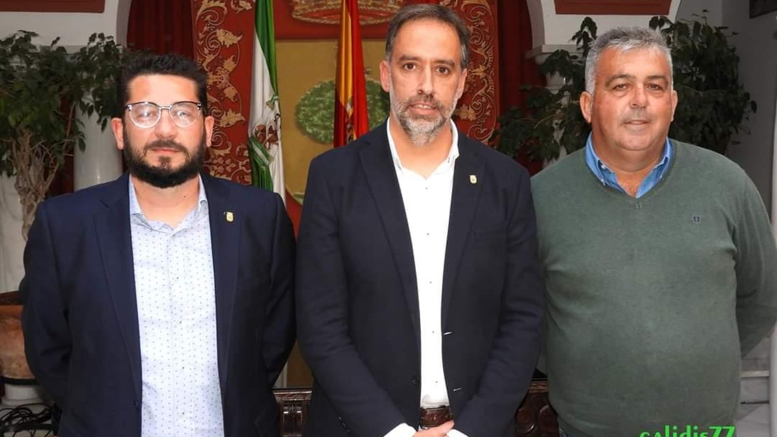 Los tres últimos alcaldes de Trebujena. De izquierda a derecha, Jorge Rodríguez, Ramón Galán (regidor actual) y Manuel Cárdenas, todos ellos de IU.