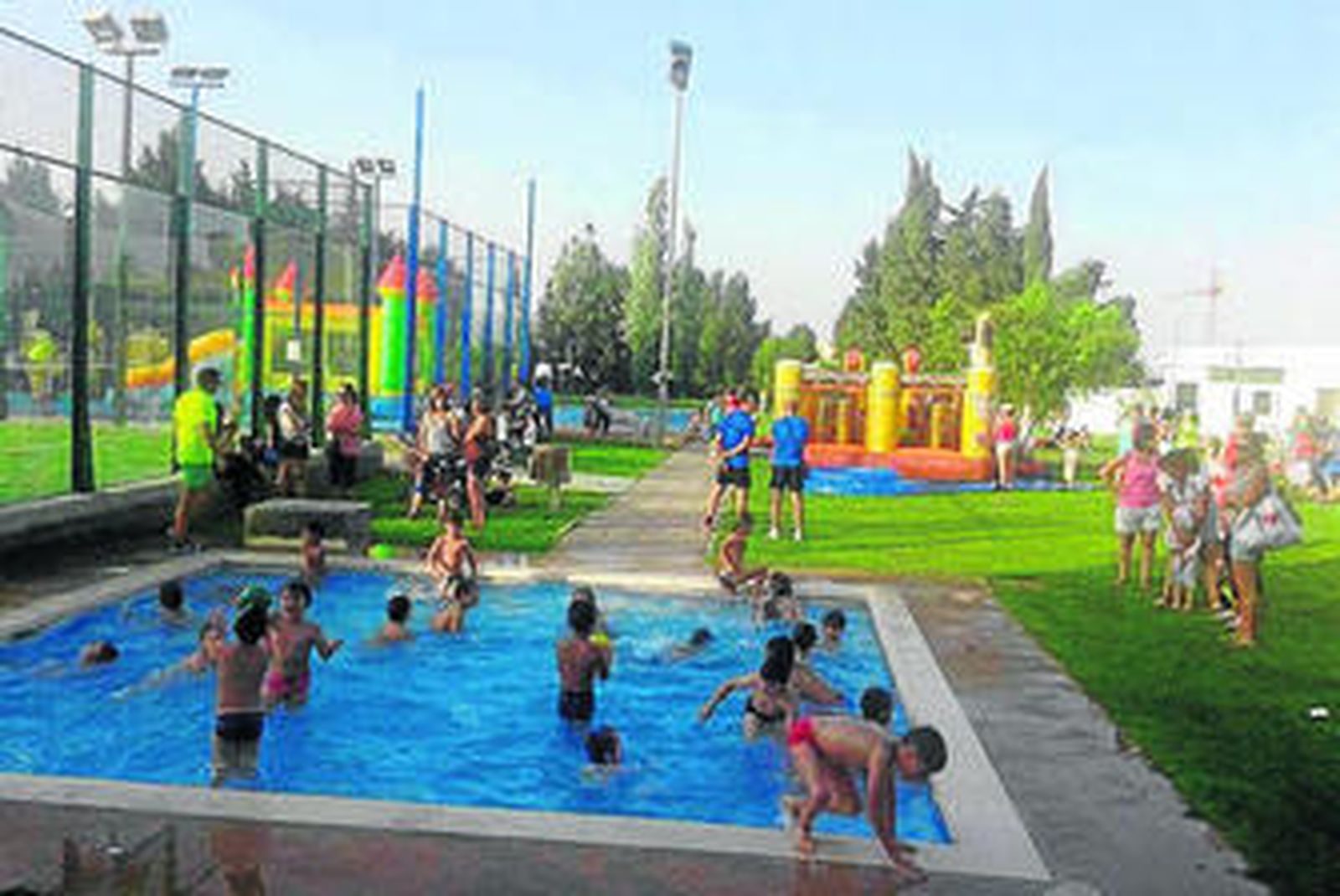 Niños en la piscina municipal de San Isidro.