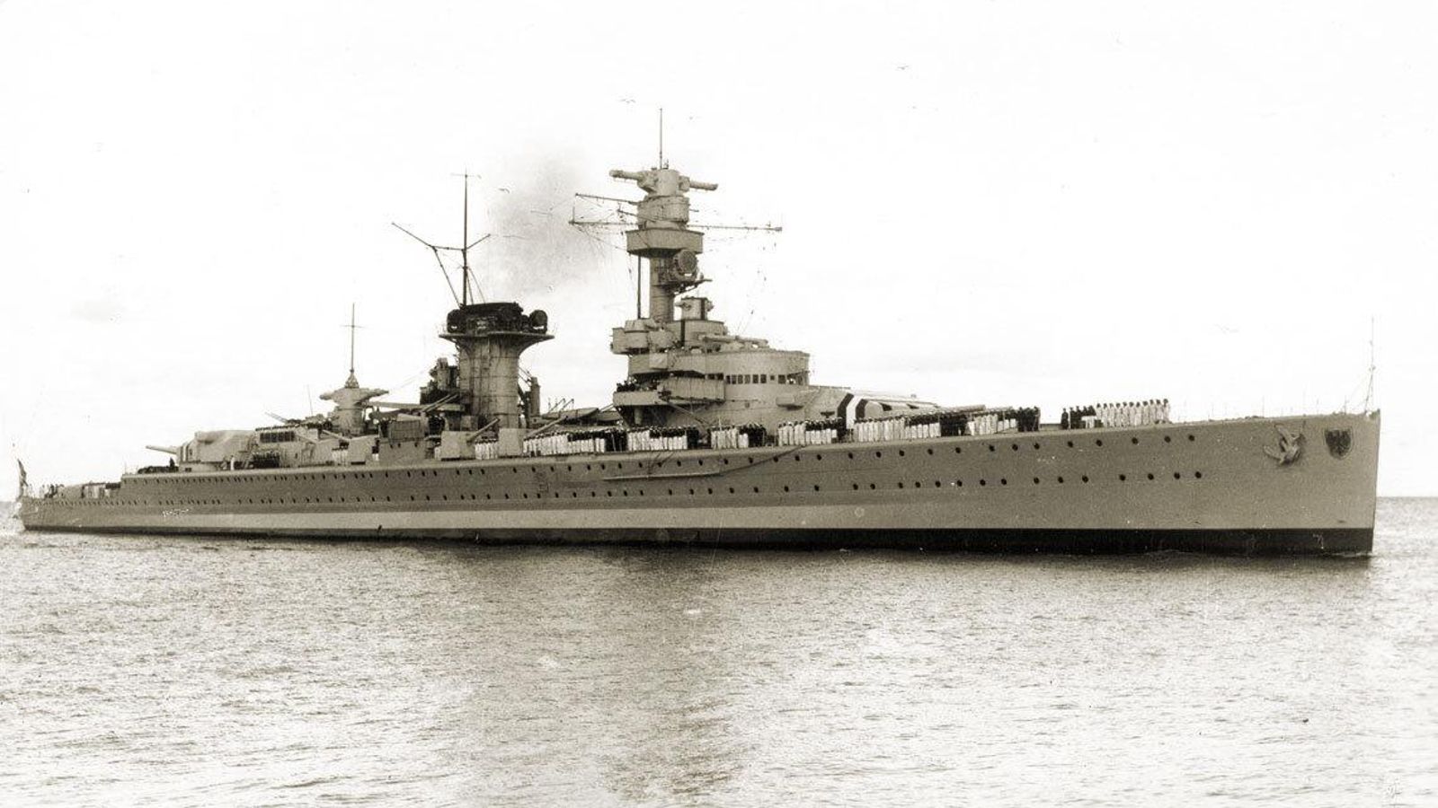 Acorazado “Deutschland” en Wilhelmshaven, abril 1937