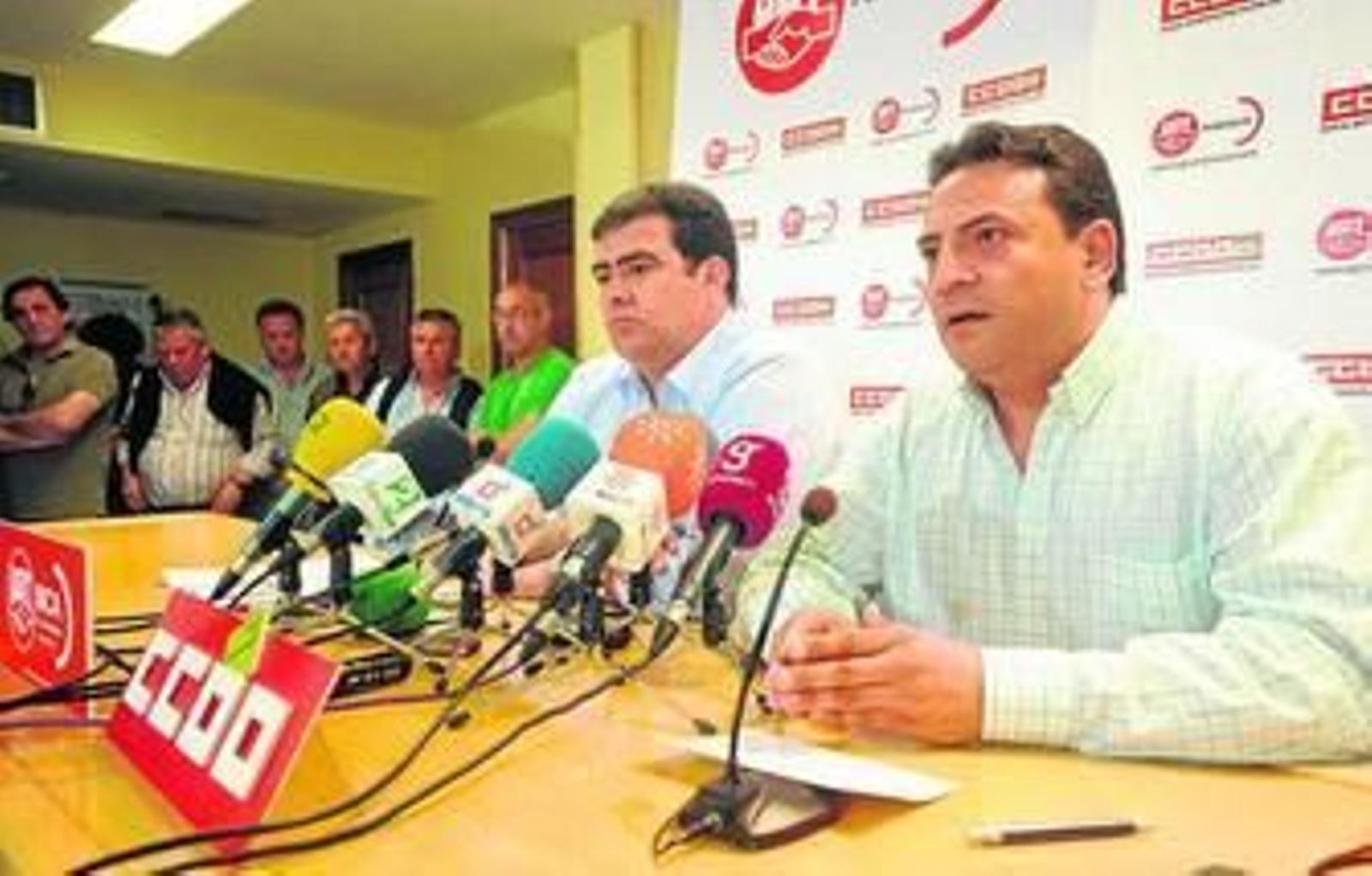 Manuel Jiménez y Enrique Jiménez ayer, con los delegados sindicales de Astilleros al fondo.