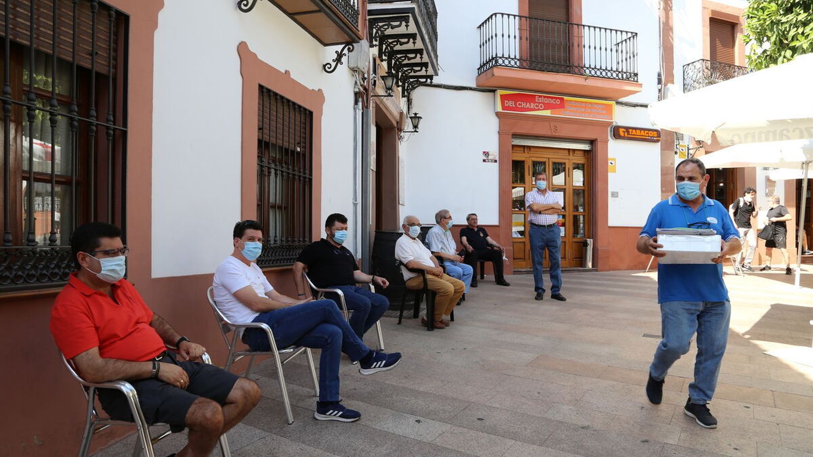 Vecinos de Montoro en una terraza.