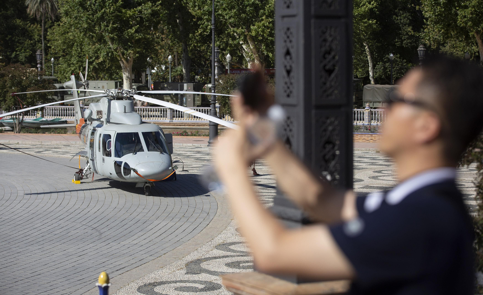 Montaje de la Exposición Estática de las Fuerzas Armadas en el parque de María Luisa