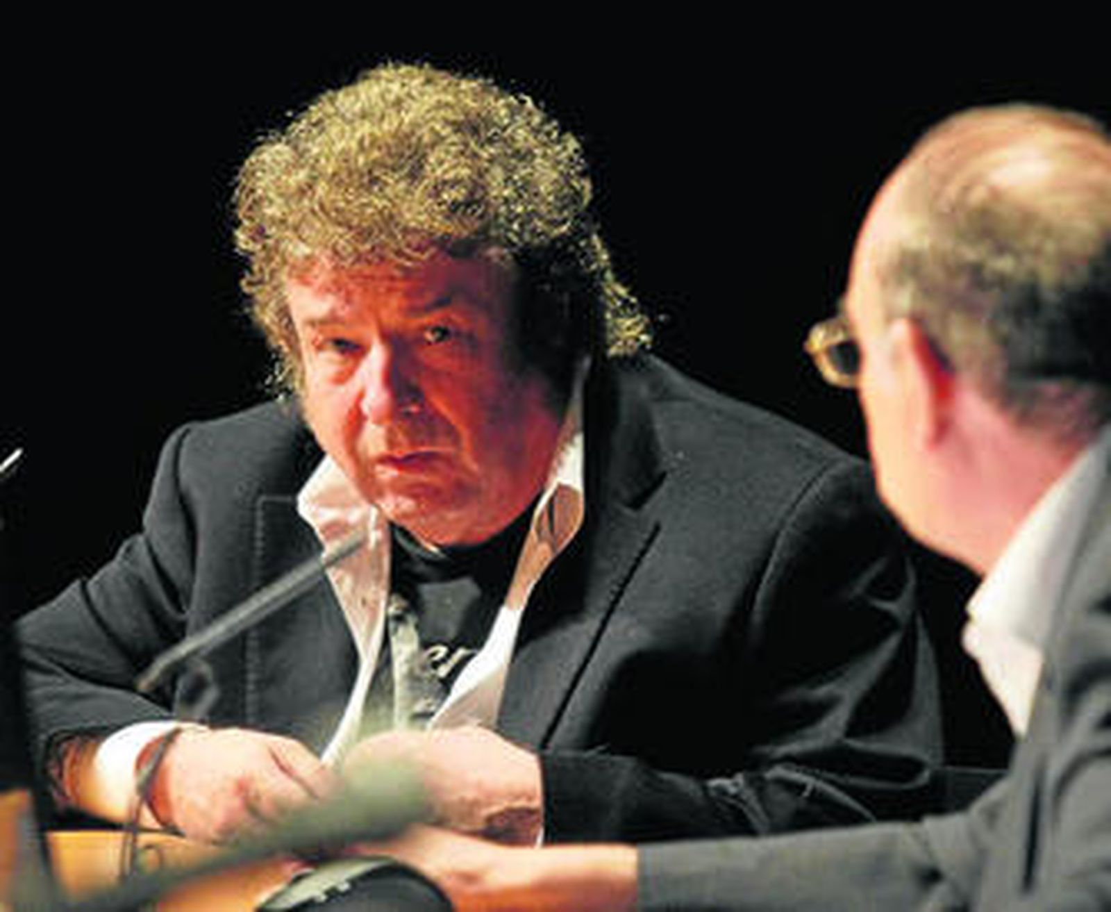 El cantaor Enrique Morente, ayer, durante su intervención en el Teatro Isidoro Máiquez.