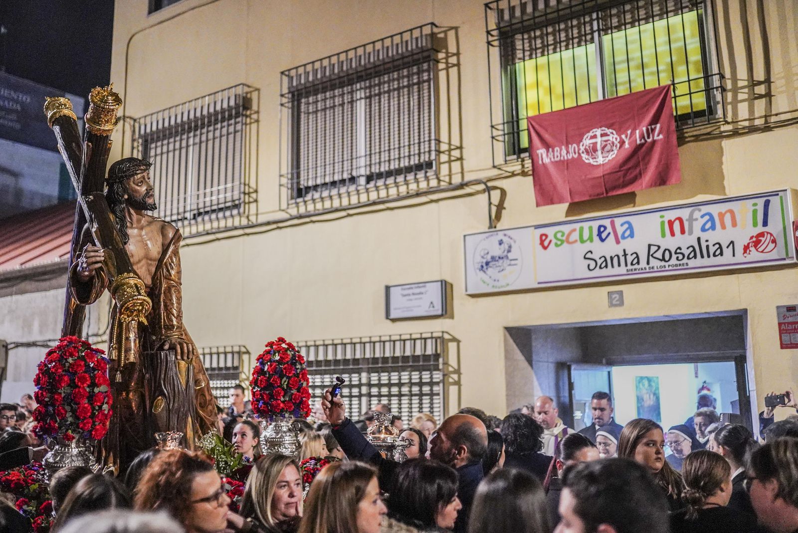 El vía crucis de la Hermandad del Trabajo, en imágenes