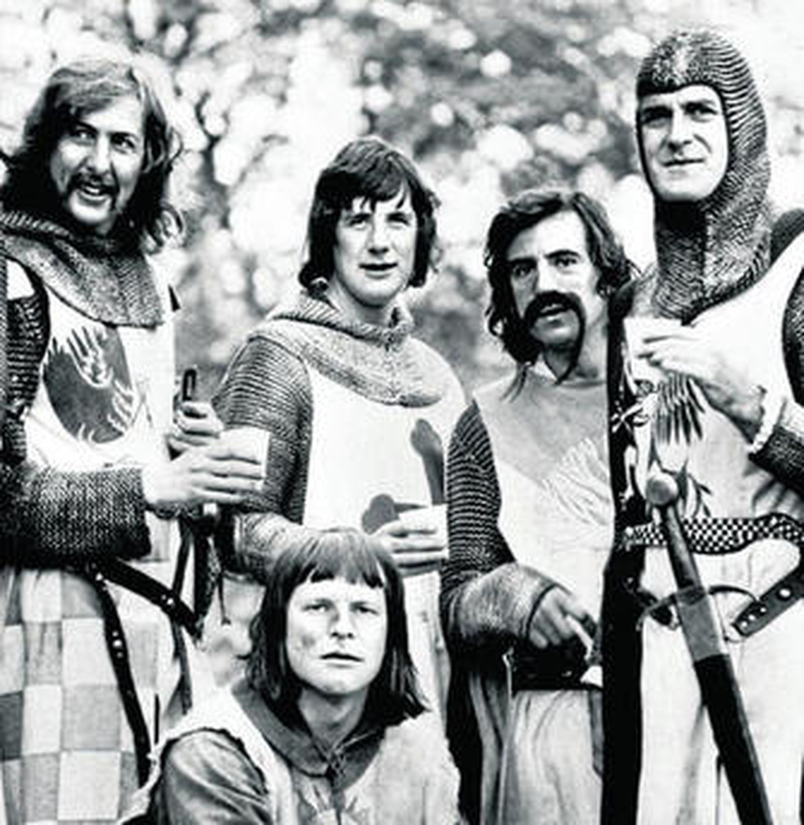 Terry Gilliam, agachado, en una escena de 'Los caballeros de la mesa cuadrada y sus locos seguidores'.