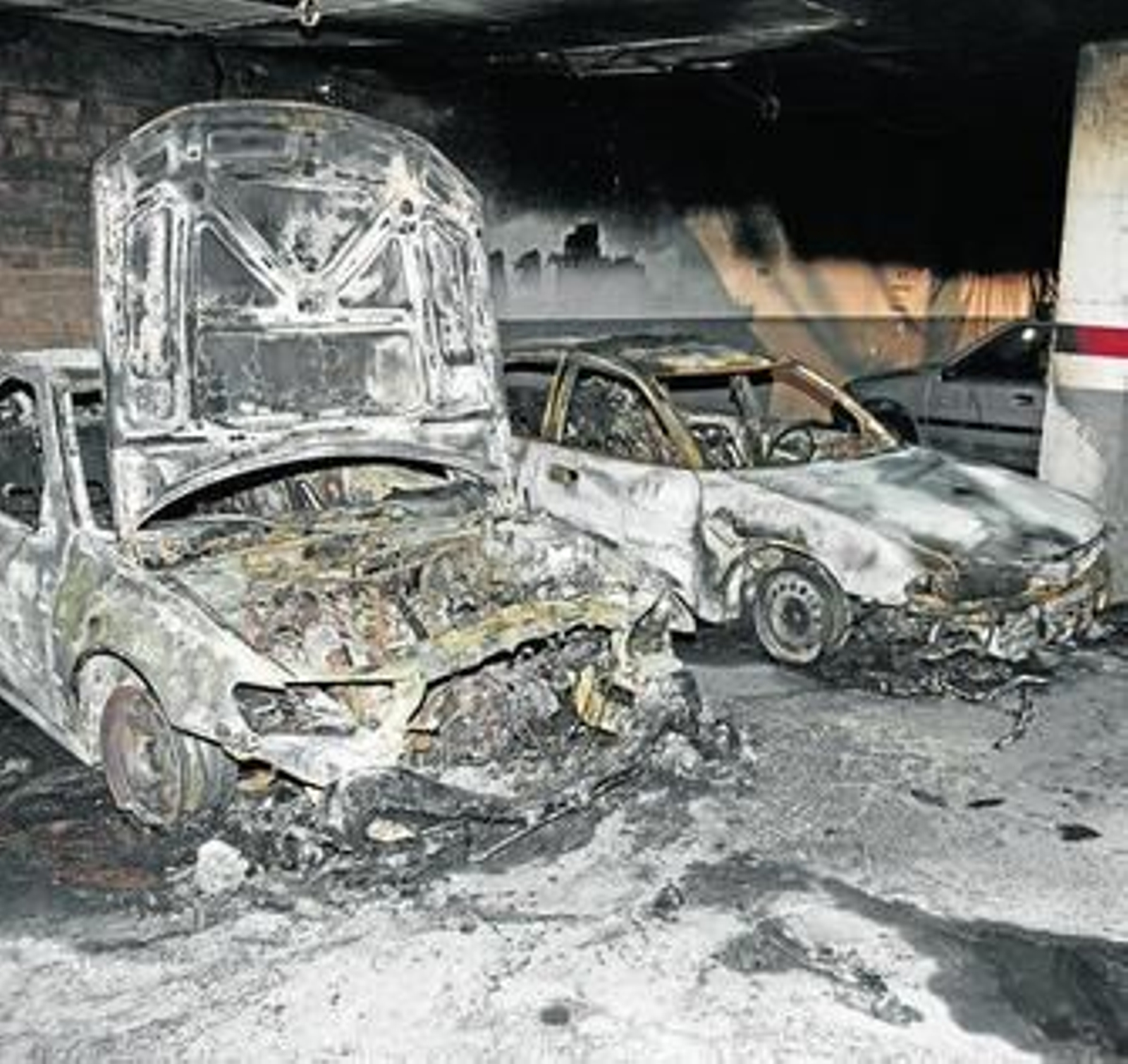 Dos coches calcinados en el incendio de la calle Administrador Gutiérrez Anaya.