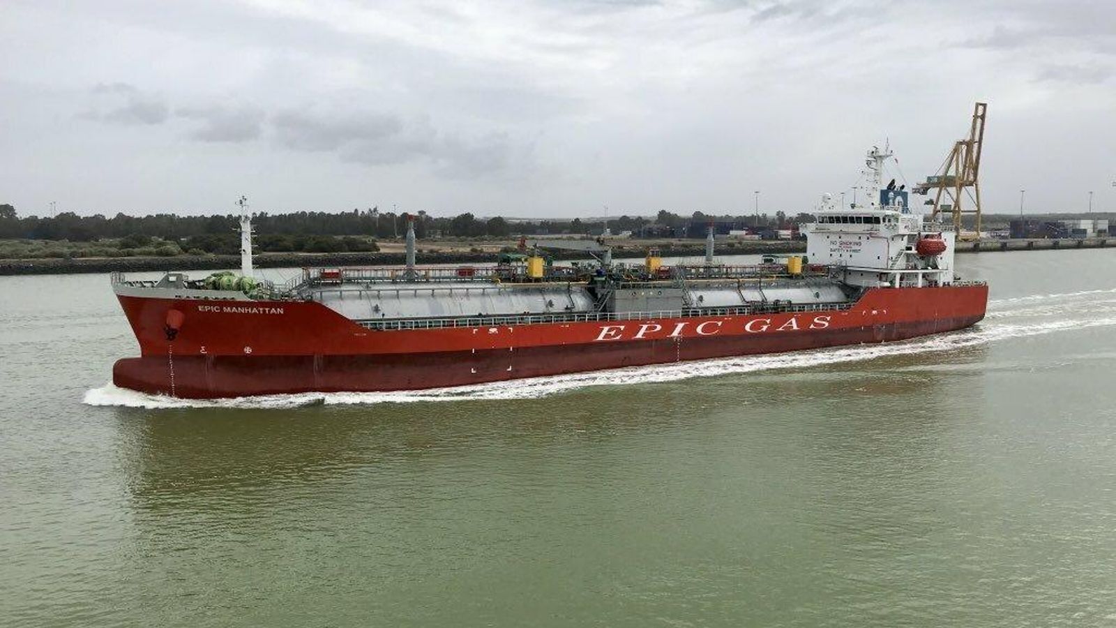 Un buque gasero hace su entrada en el Puerto de Huelva.