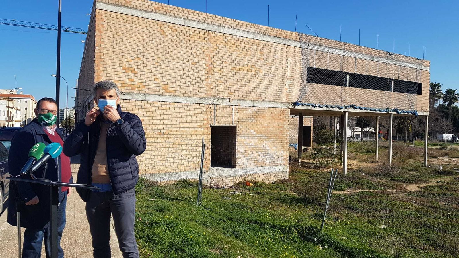 Lolo Picardo (i.) y Fran Romero, ante el edificio del centro de salud de Camposoto a medio construir.