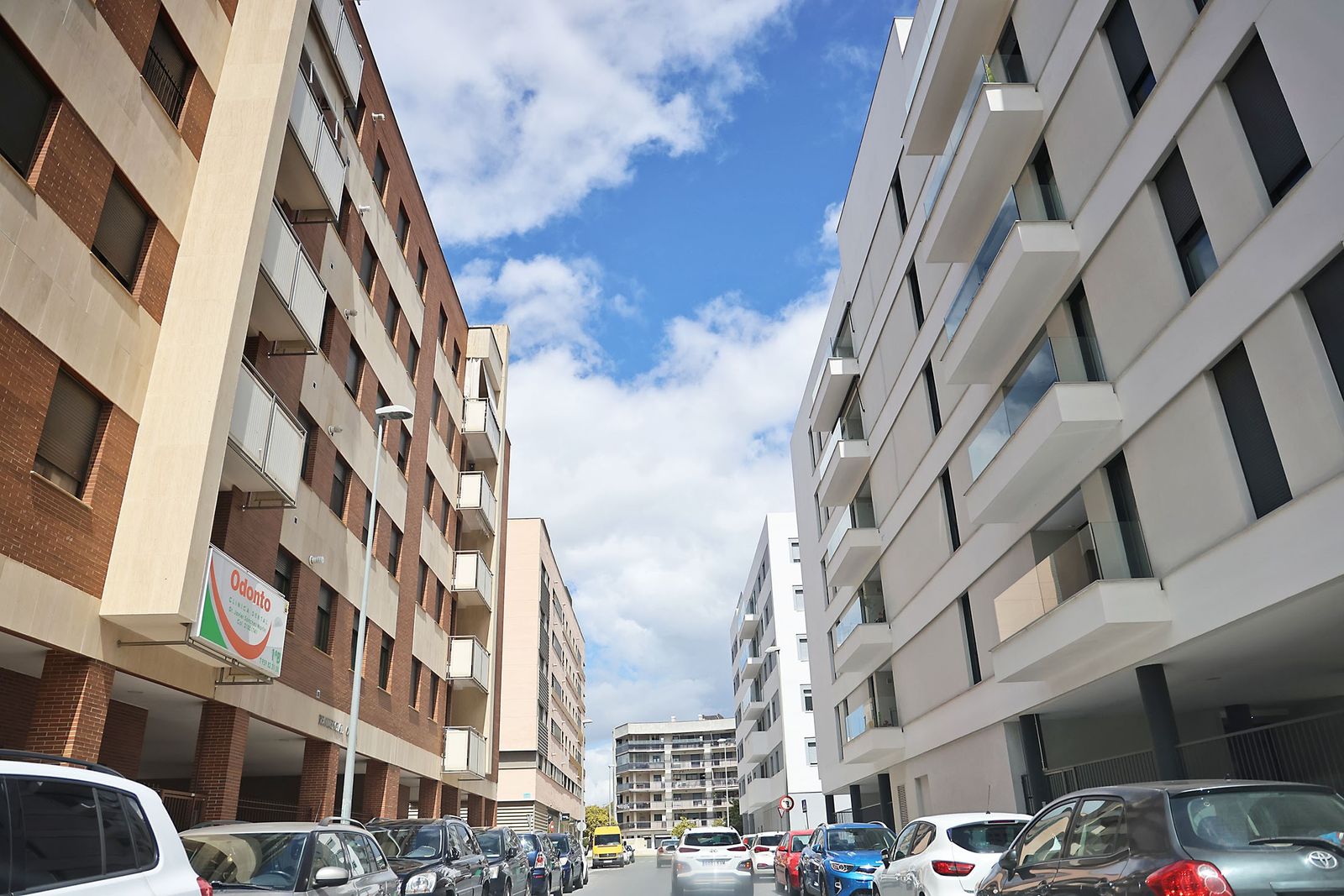 Bloques de vivienda en una de las calles de la capital onubense.