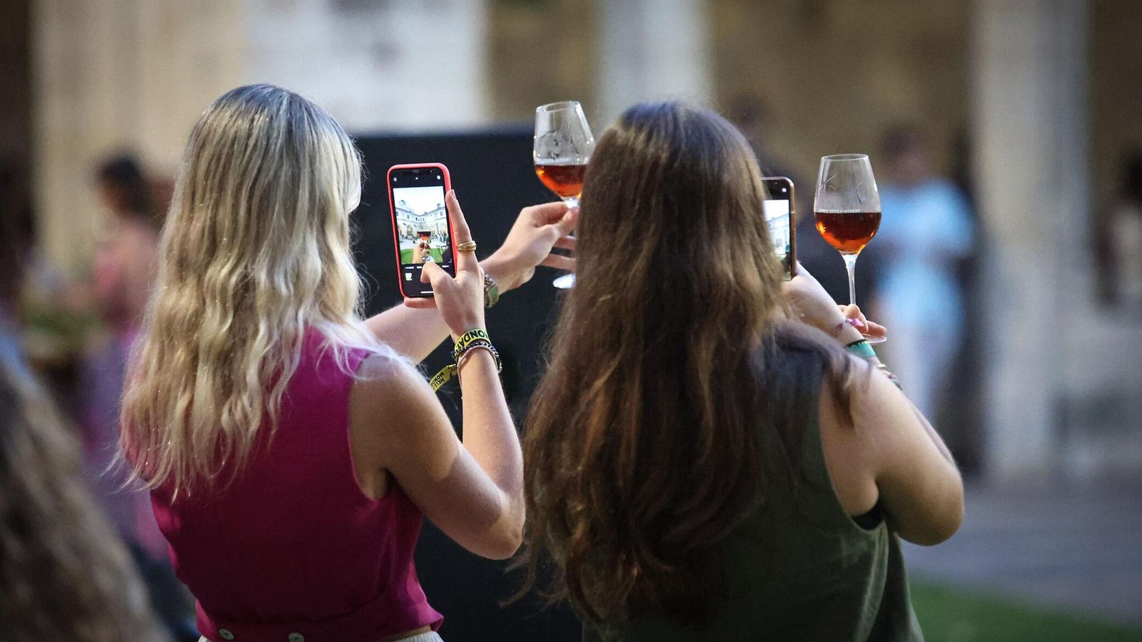 Dos jóvenes fotografían sus copas de jerez en el ciclo 'De Copa en Copa' de las últimas Fiestas de la Vendimia. Dos jóvenes fotografían sus copas de jerez en el ciclo 'De Copa en Copa' de las últimas Fiestas de la Vendimia.