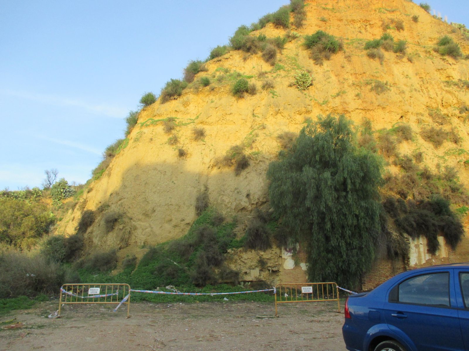 Zona del cabezo Moncada acotada por la Policía Local para evitar el aparcamiento de vehículos.