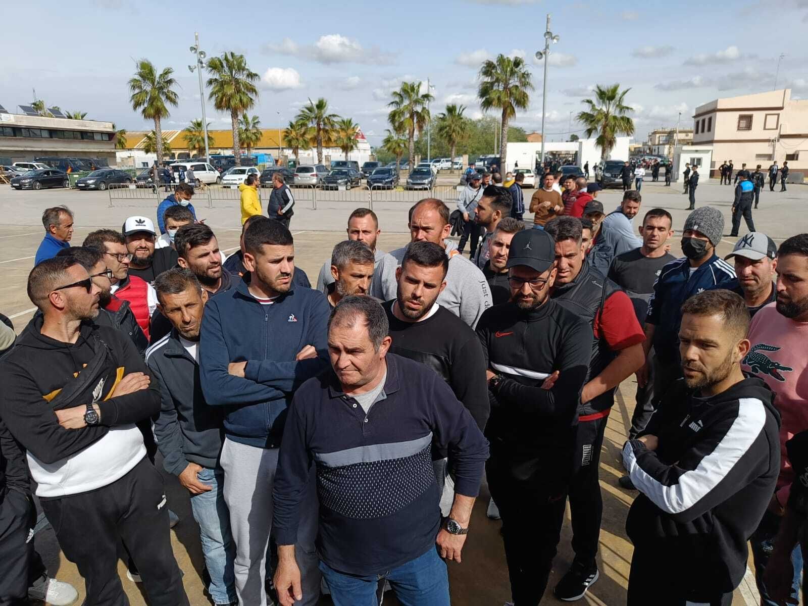 Antonio Ares con algunos de los marineros en el Puerto de Bonanza.