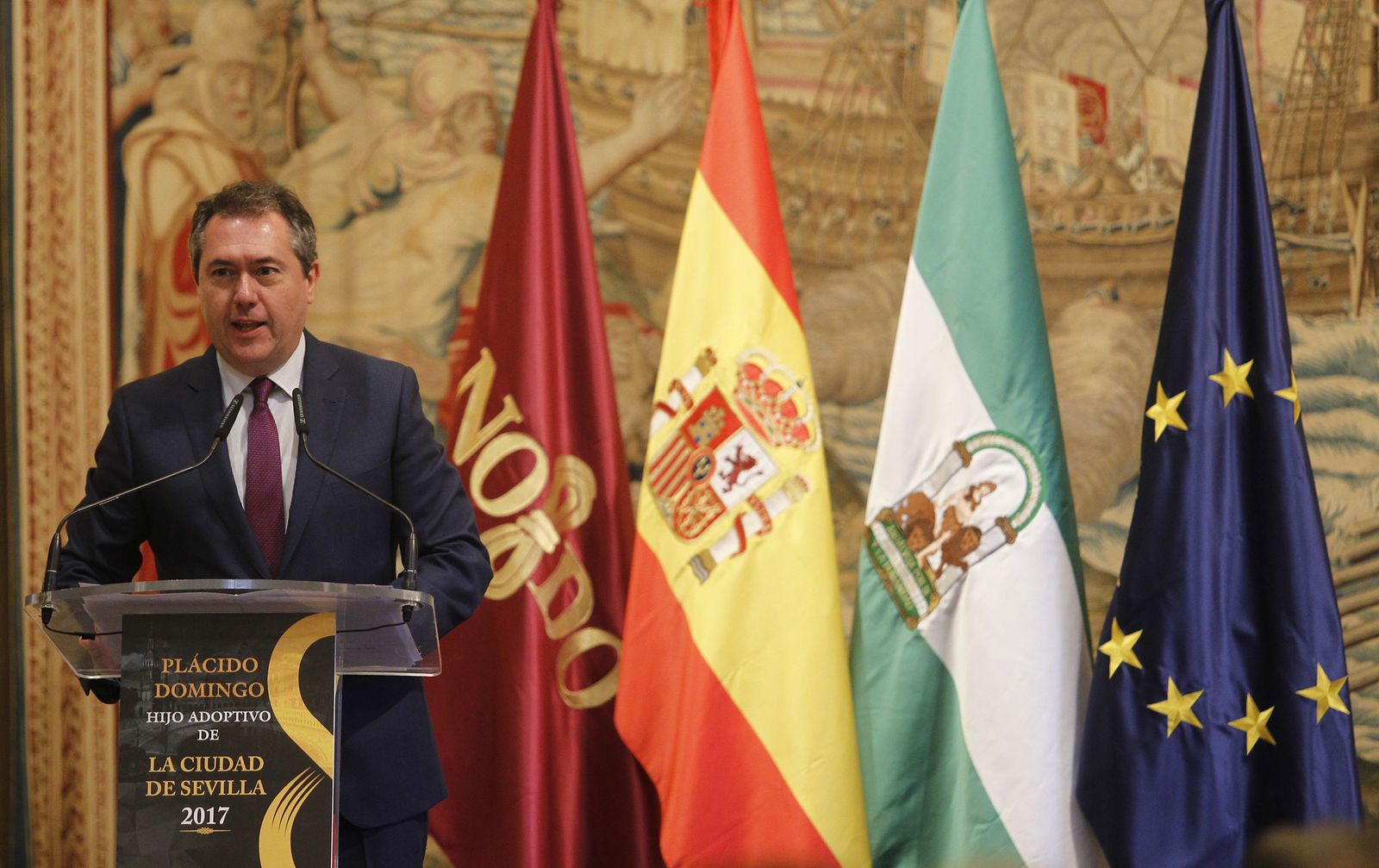 Plácido Domingo recoge su título de hijo adoptivo