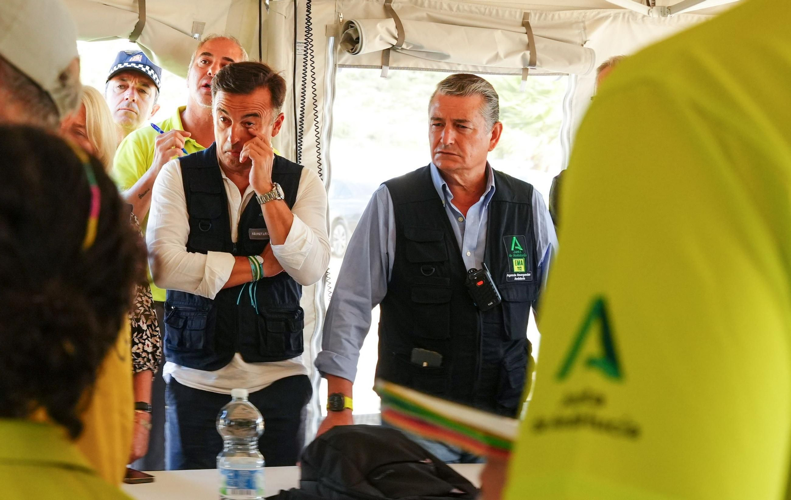 El consejero de Presidencia, Antonio Sanz, en el puesto de mando avanzado de un incendio en Tarifa.