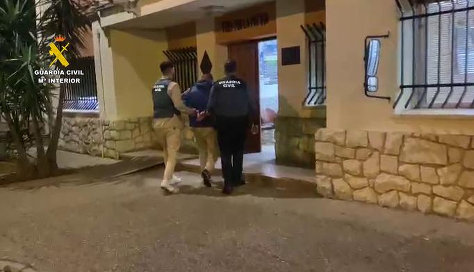 La Guardia Civil conduce al cuartel a uno de los detenidos.