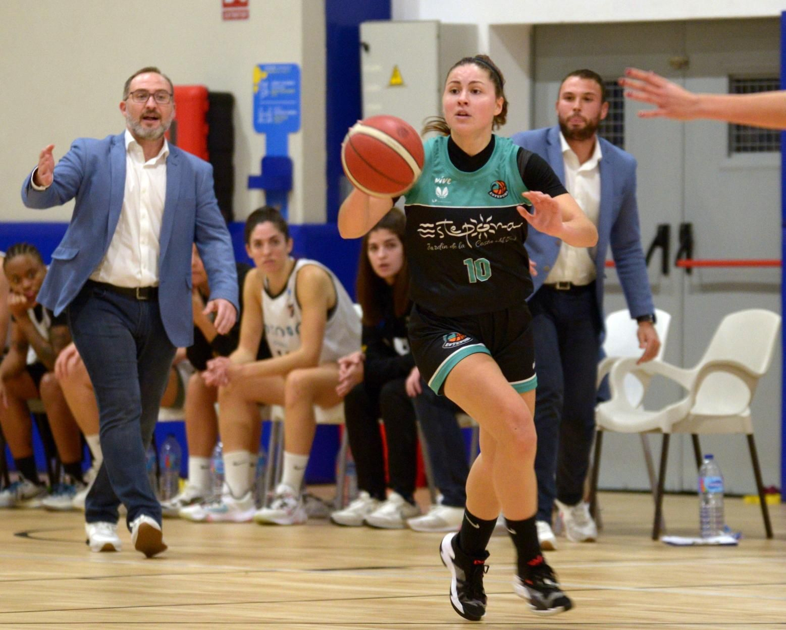 Eva Cases bota el balón.