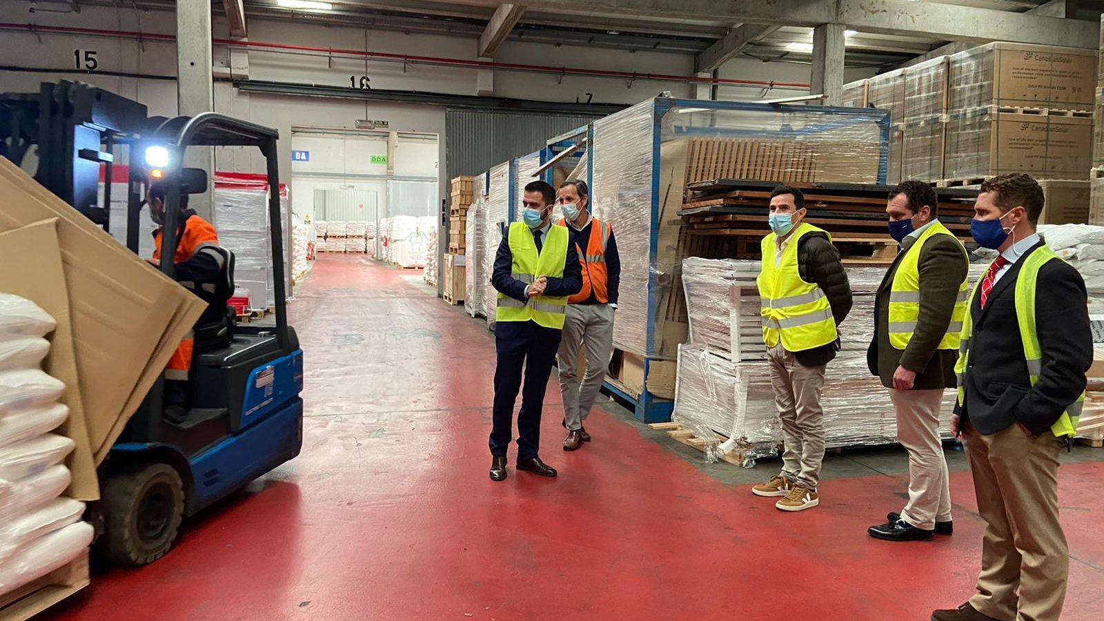 Los representantes del consejo de administración, en el depósito.