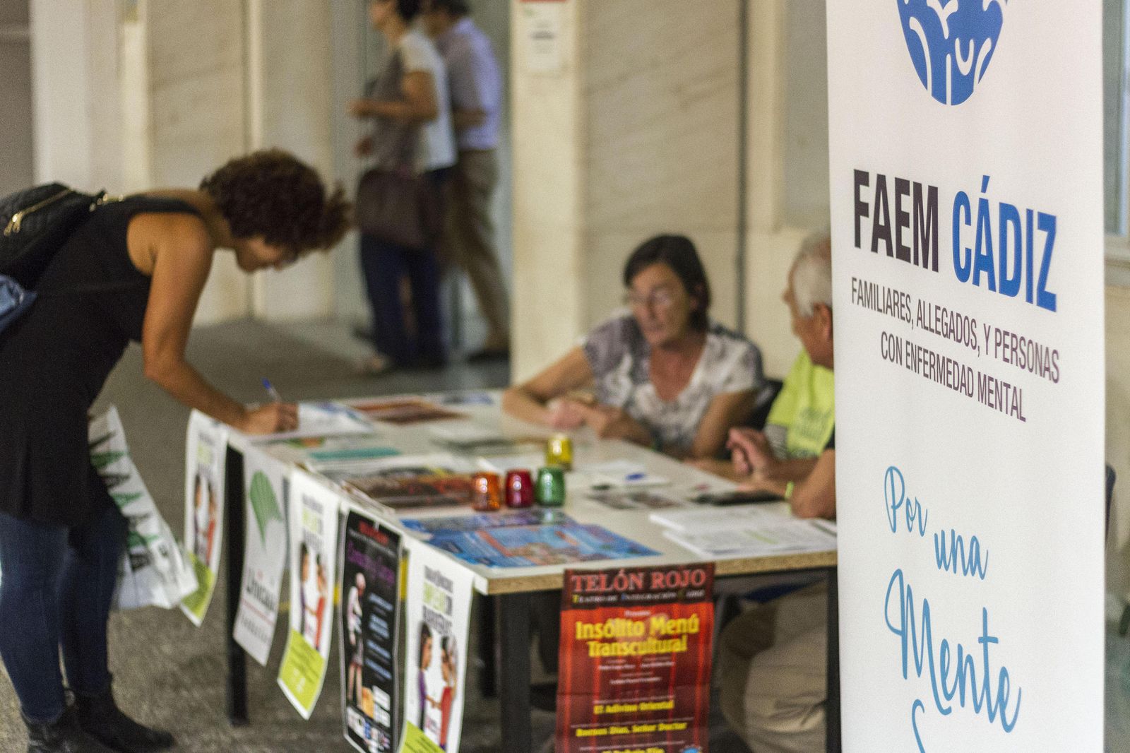Una mujer firmando el manifiesto en la mesa instalada por FAEM en la puerta del hospital.