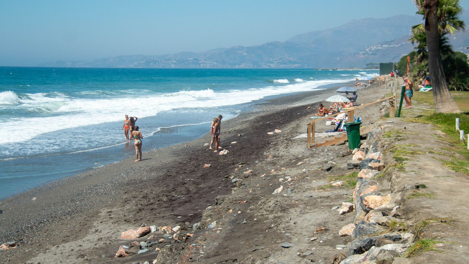 Los usuarios aprovechan cualquier hueco para instalar sus sombrillas