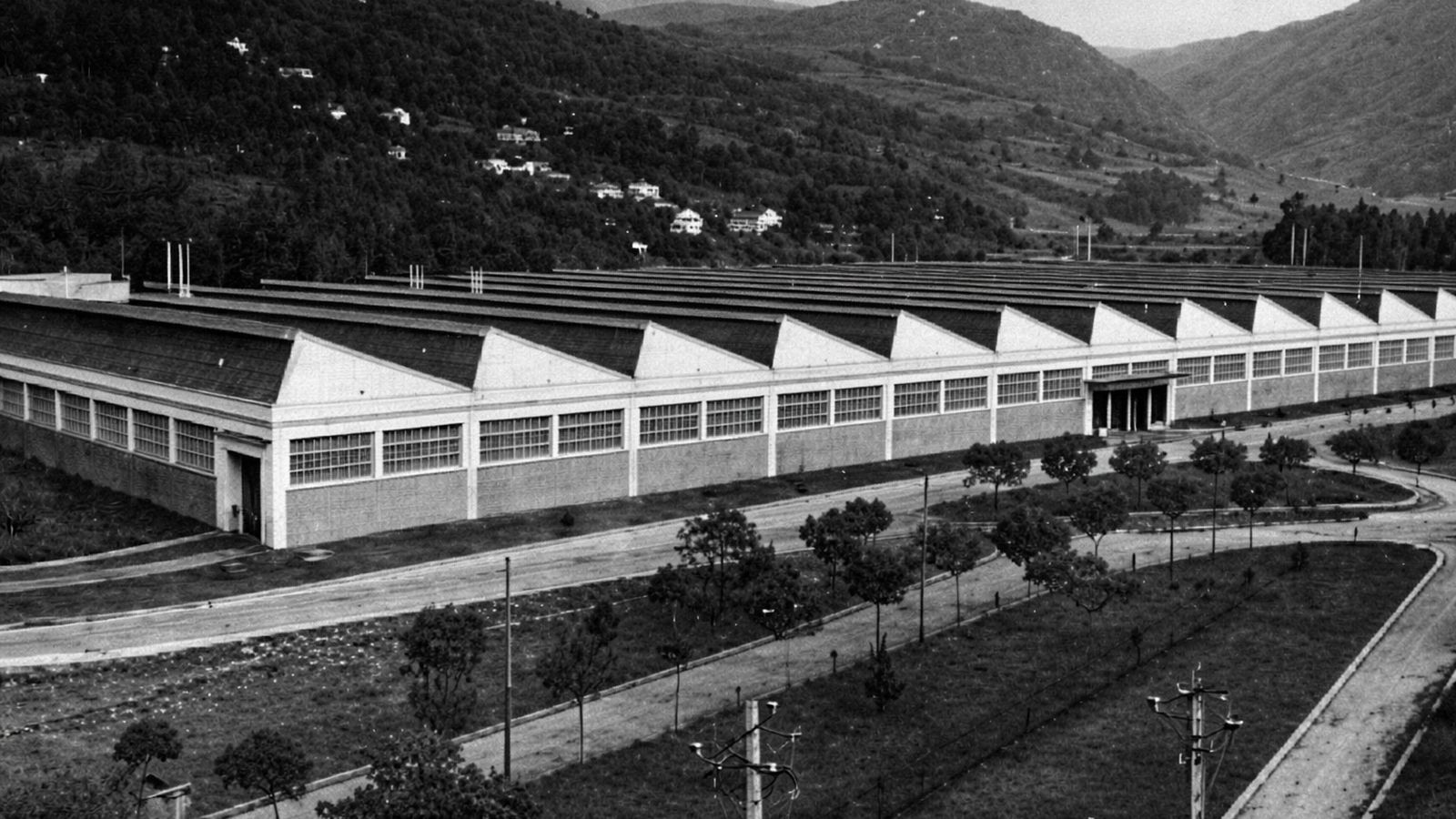 La planta de mecanización se incorporó a la de fundición en los años 50, cuando se inició en Cantabria la producción de motores para FASA Renault.