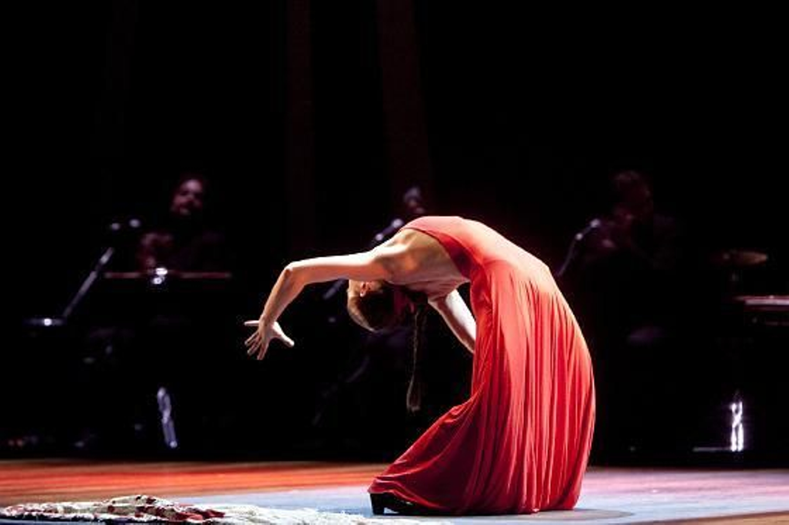 Una emocionada Sara Baras se despide temporalmente de los escenarios para dedicarse a su familia. 

Foto: Lourdes de Vicente
