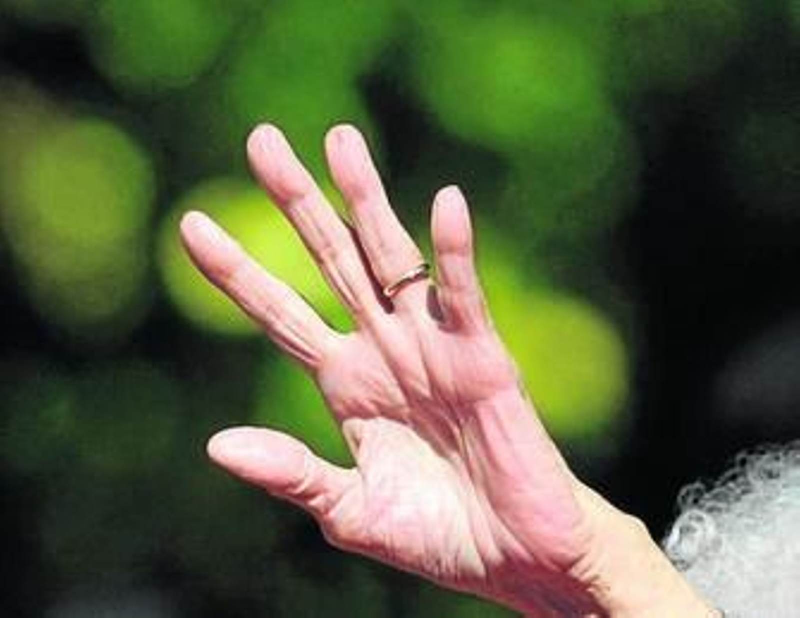 l Detalle de la mano de la duquesa con su anillo de casada.