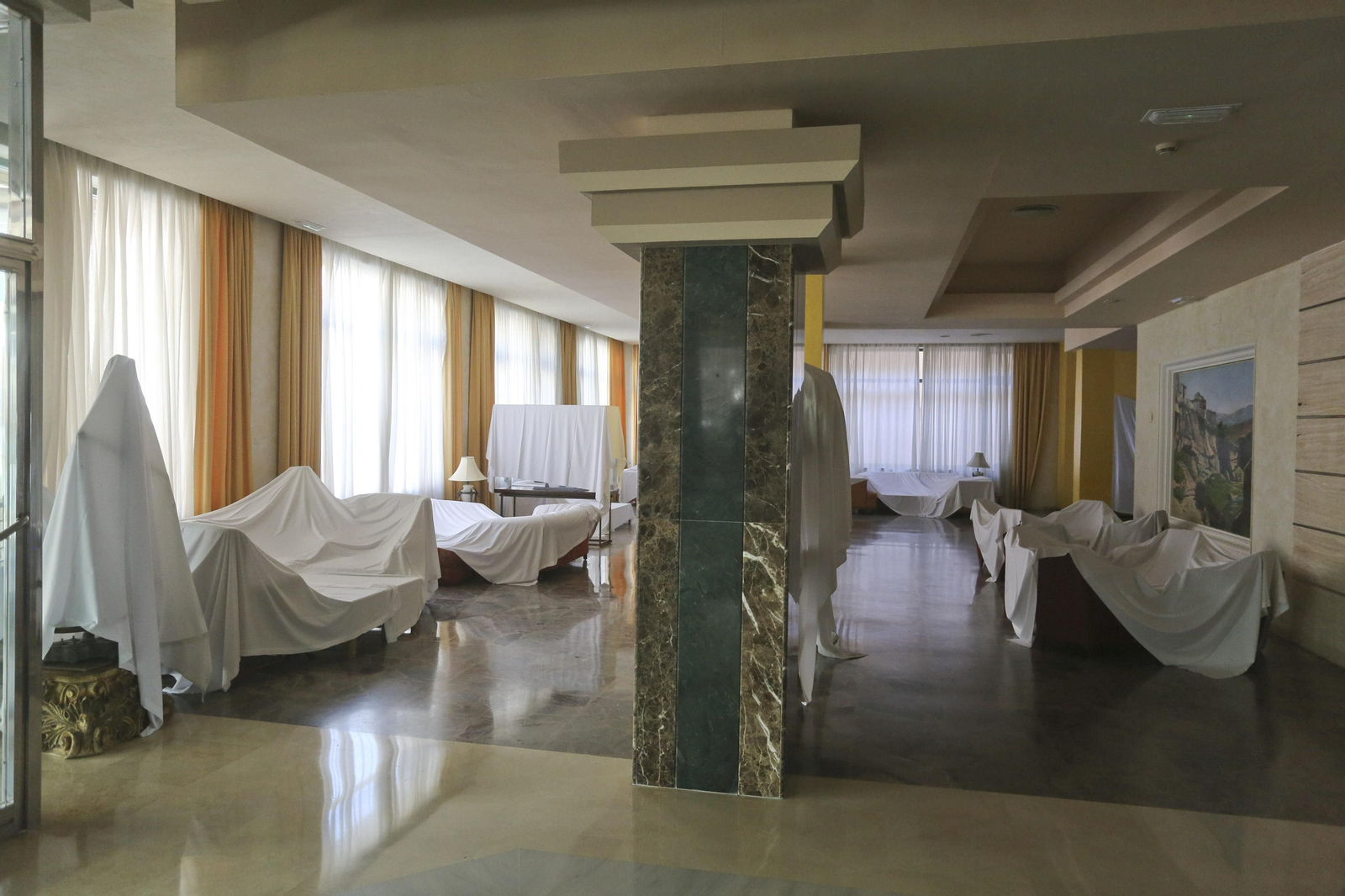 Sábanas blancas visten el hotel Amaragua de Torremolinos, cerrado por el coronavirus, en fotos