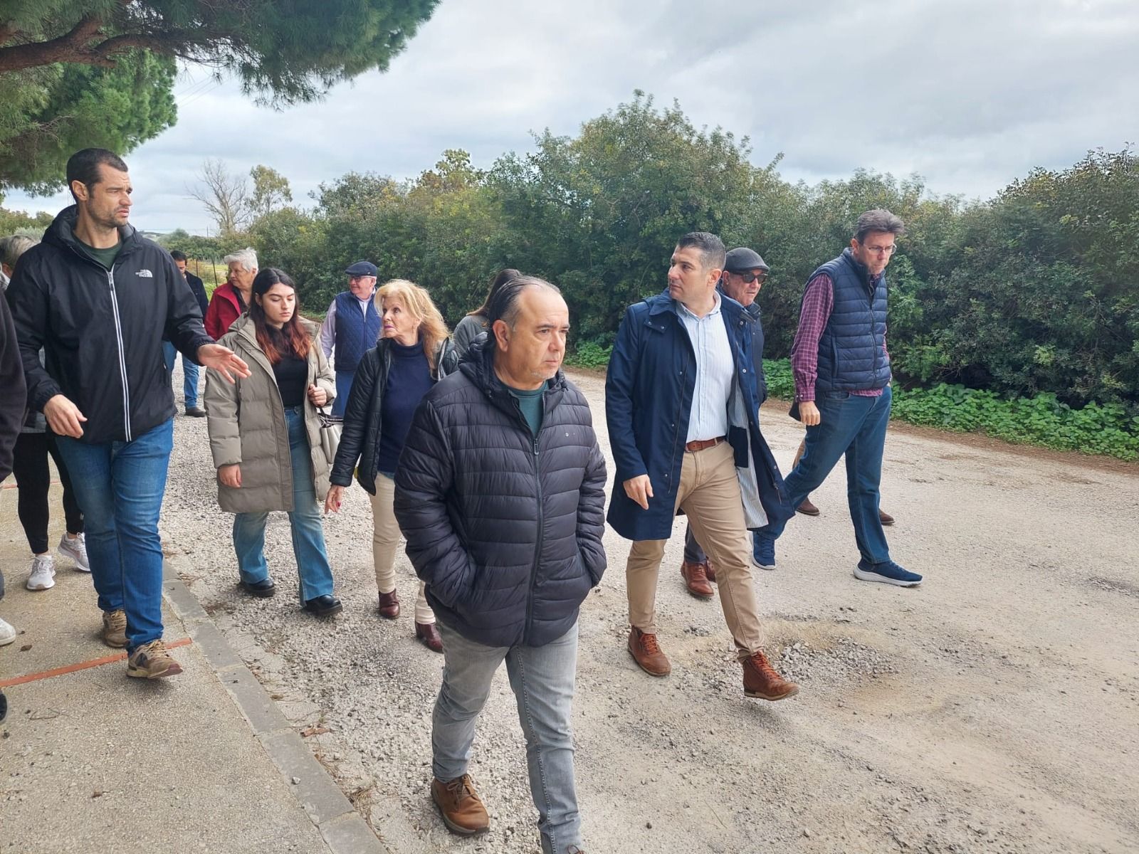 El representante de Vox, acompañado de vecinos de la zona.