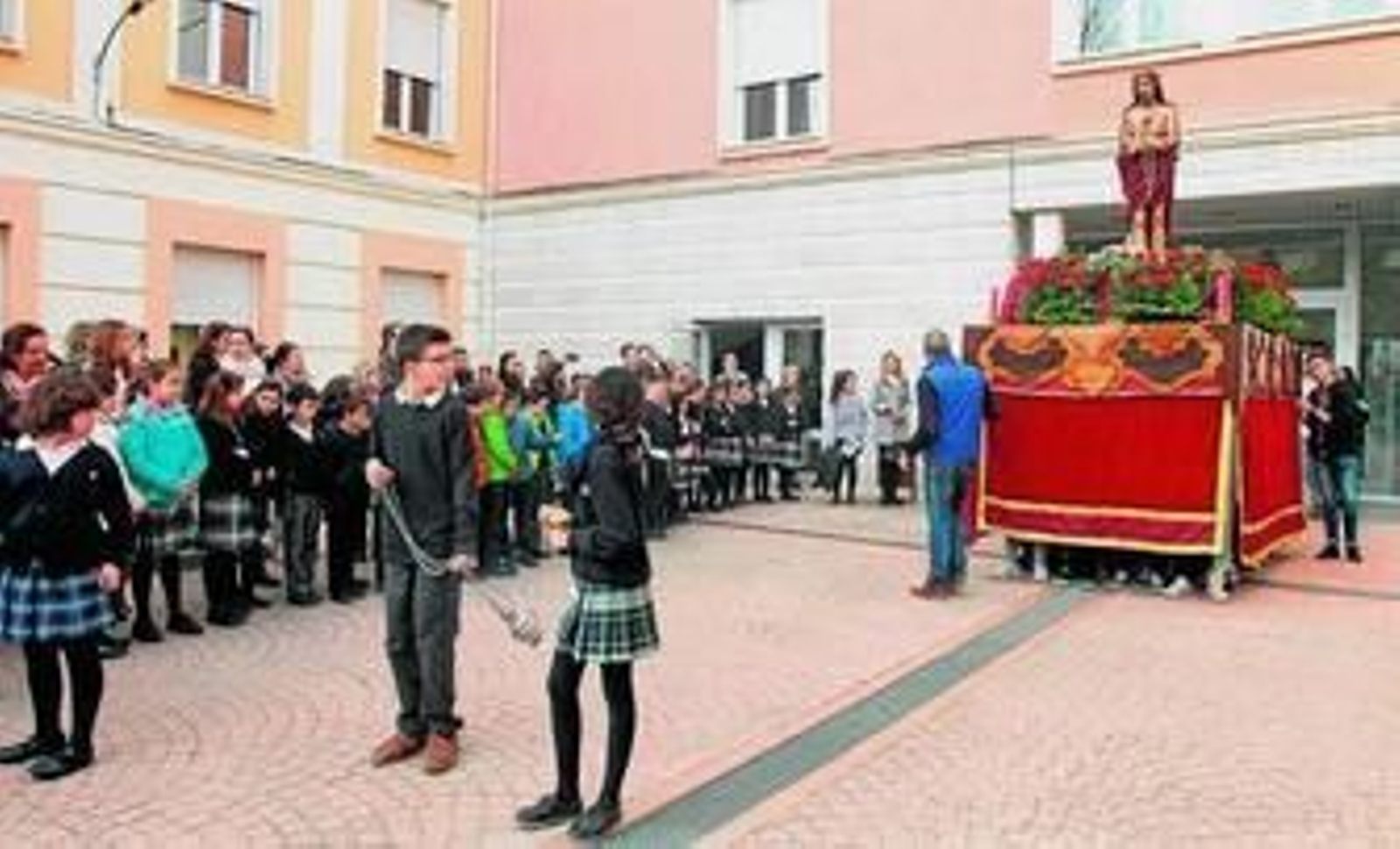 Sentimiento. Los niños y sus padres pudieron compartir una mañana de convivencia religiosa con el paso del Cristo del Pretorio por las instalaciones del colegio.
