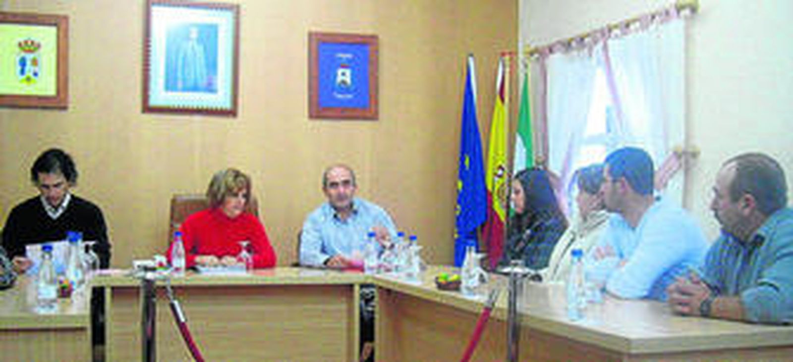 José Luis Navas (de frente a la derecha), ayer durante el Pleno en el que leyó su renuncia.