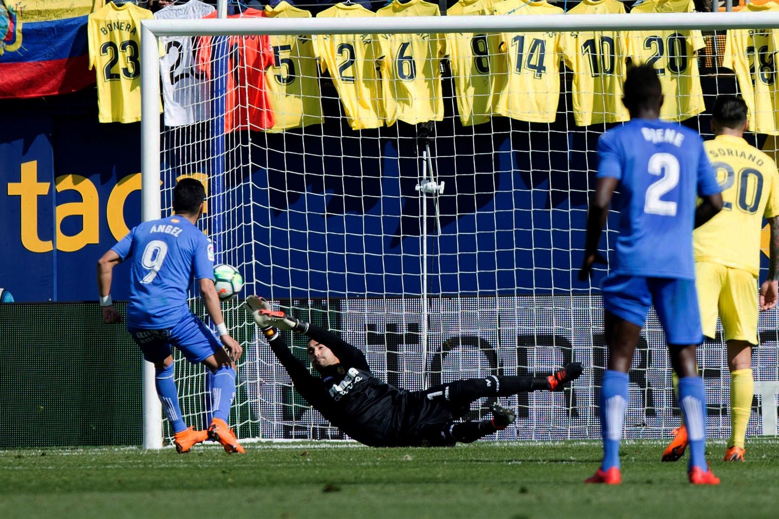 Sergio Asenjo detiene el primer penalti ejecutado por el Getafe, en este caso lanzado por Ángel.