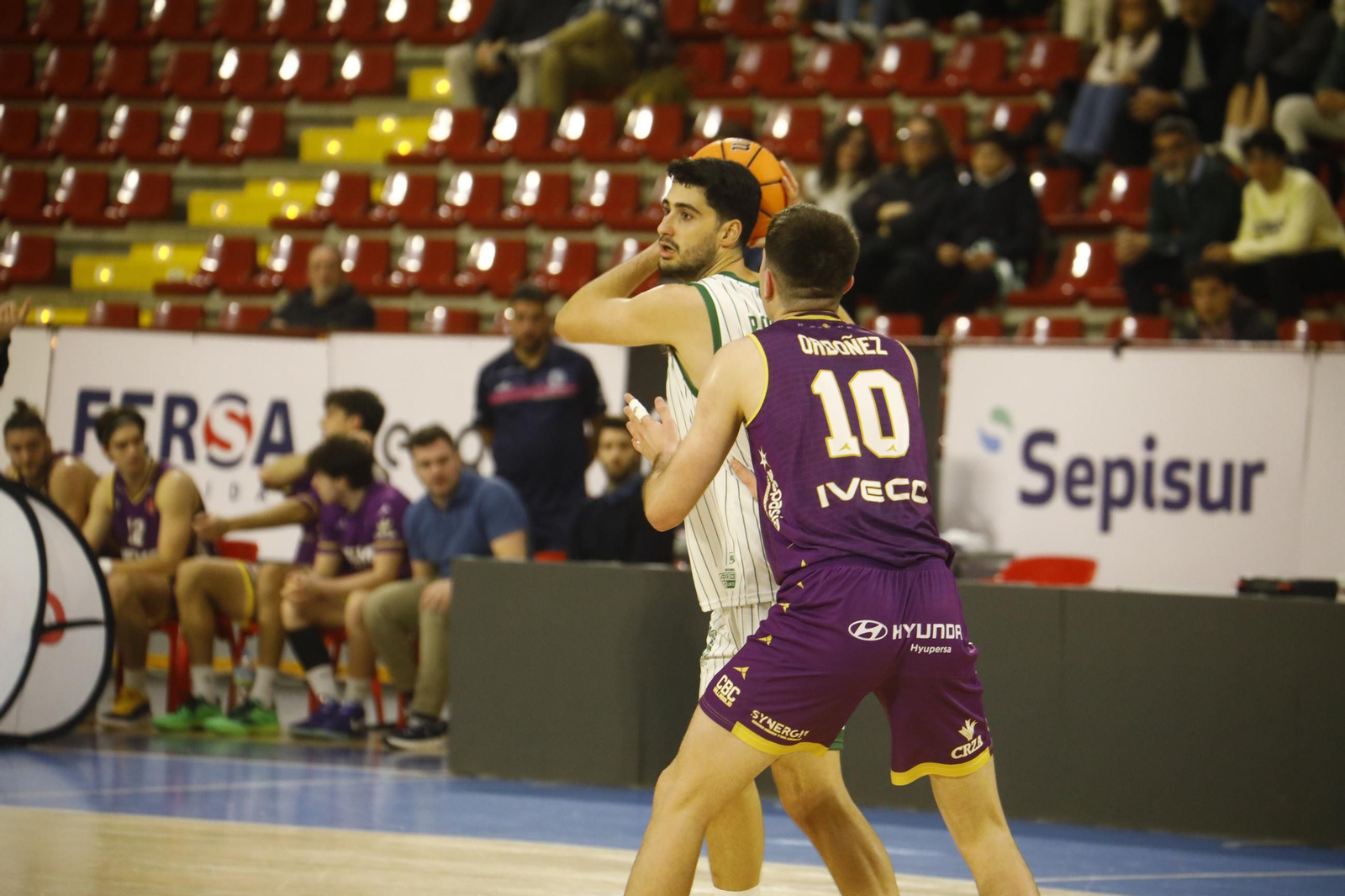 Las mejores fotos del ambiente en Vista Alegre para el Coto Córdoba - Baloncesto Valladolid