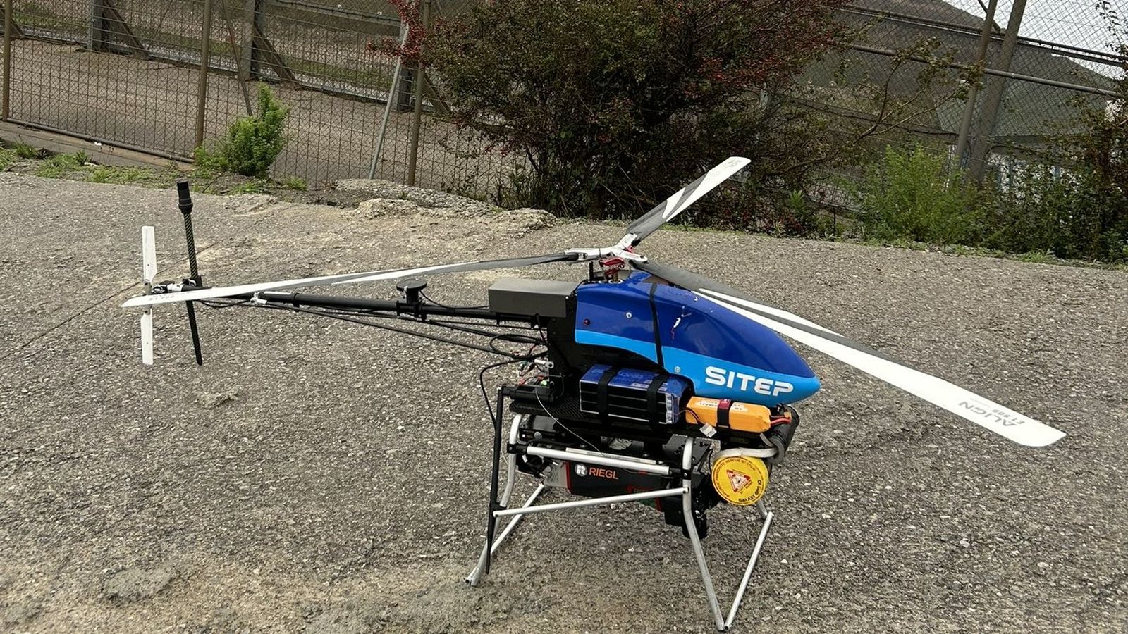 Un helicóptero ante la valla.