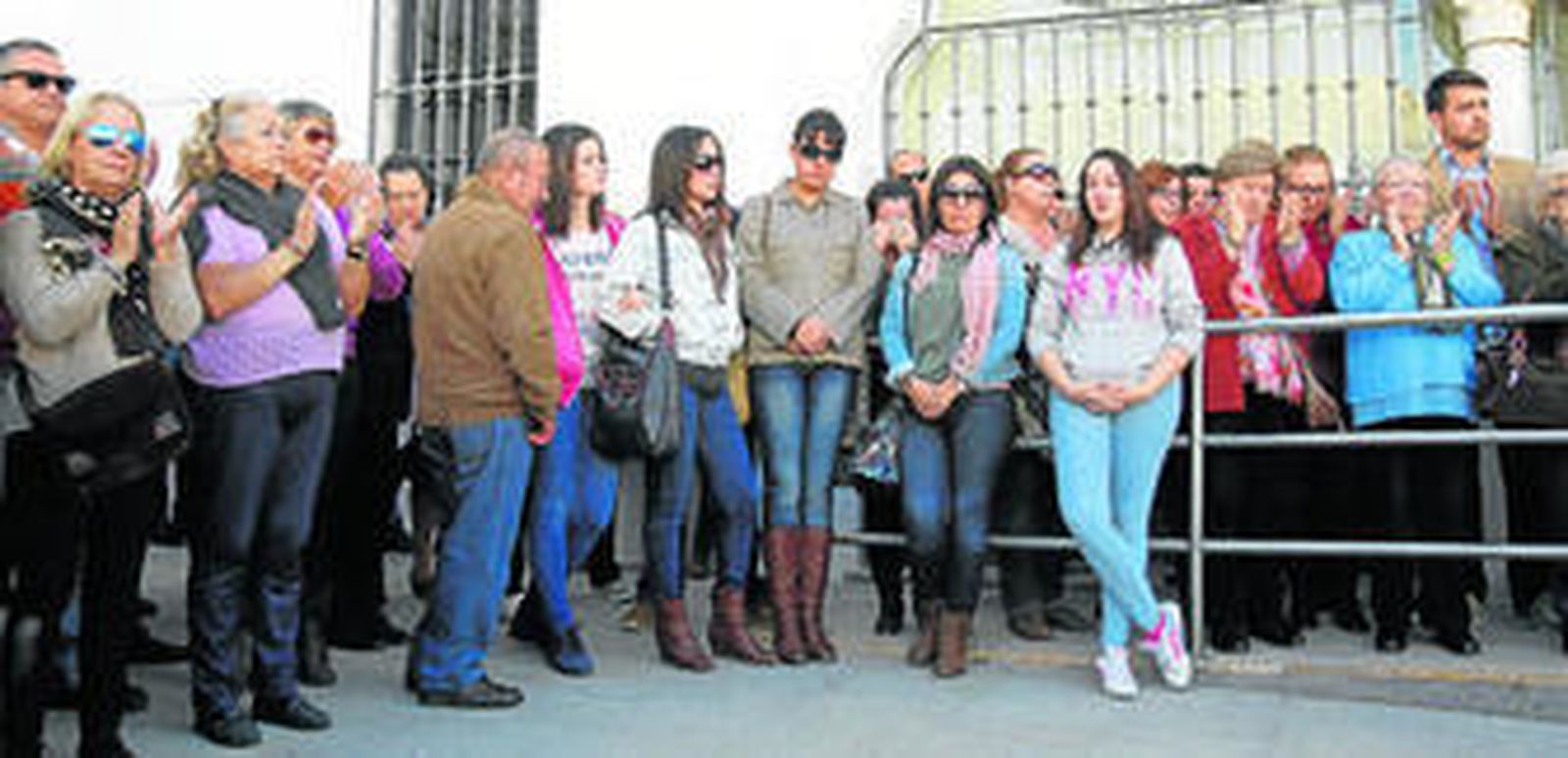 Vecinos y familiares de María del Carmen Almanza, ayer, durante la concentración ante el Ayuntamiento de Sanlúcar la Mayor.
