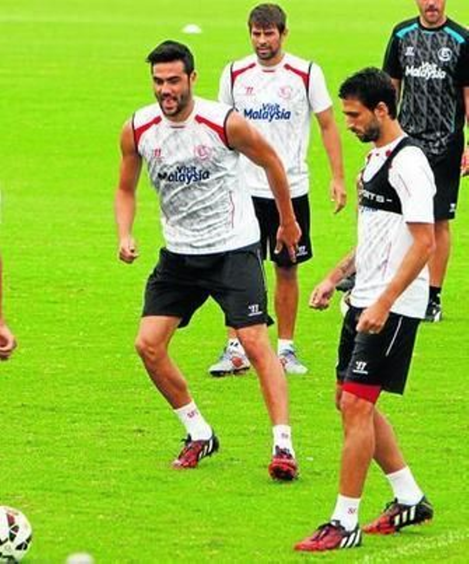 Pareja, junto a un sonriente Iborra, en uno de los rondos.