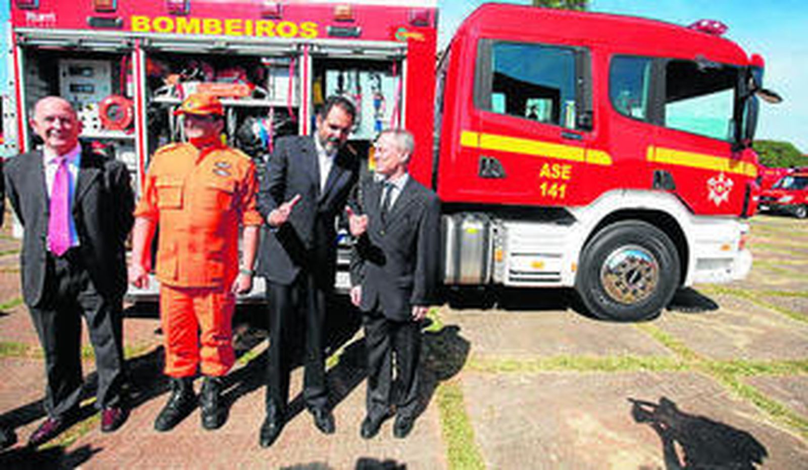 El director de Iturri, Luis Muriel; el comandante del Cuerpo de Bomberos de Brasilia, Júlio César dos Santos; el gobernador de Brasilia, Agnelo Queiroz, y el embajador español en Brasil, Manuel de la Cámara.