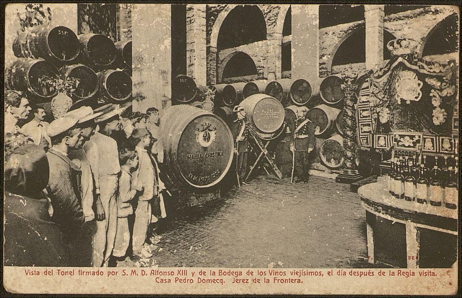 Postal con el 'tonel' firmado por Alfonso XIII en la Bodega Domecq.