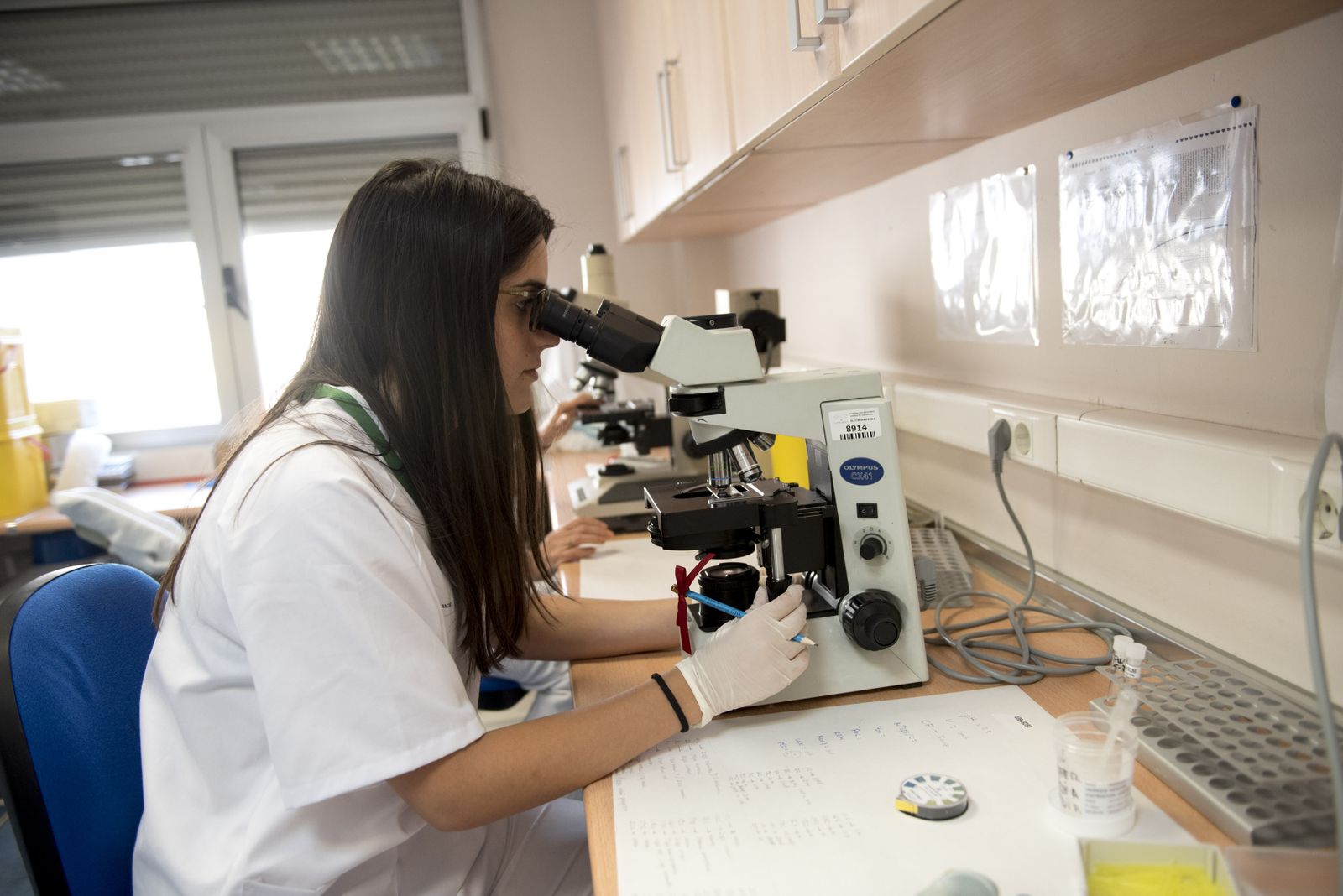 Imagen de archivo de un técnico de laboratorio de fecundación in vitro