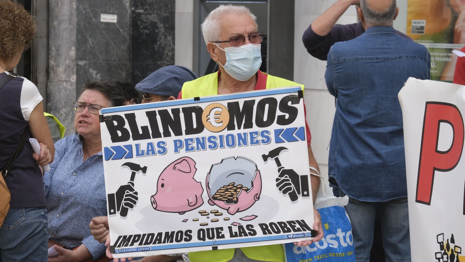 Pensionista protesta frente al Ayuntamiento de CórDOBA.