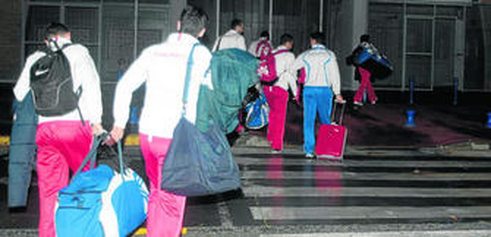 Los albirrojos, anoche a su llegada al estadio Nuevo Mirador tras el viaje de regreso.