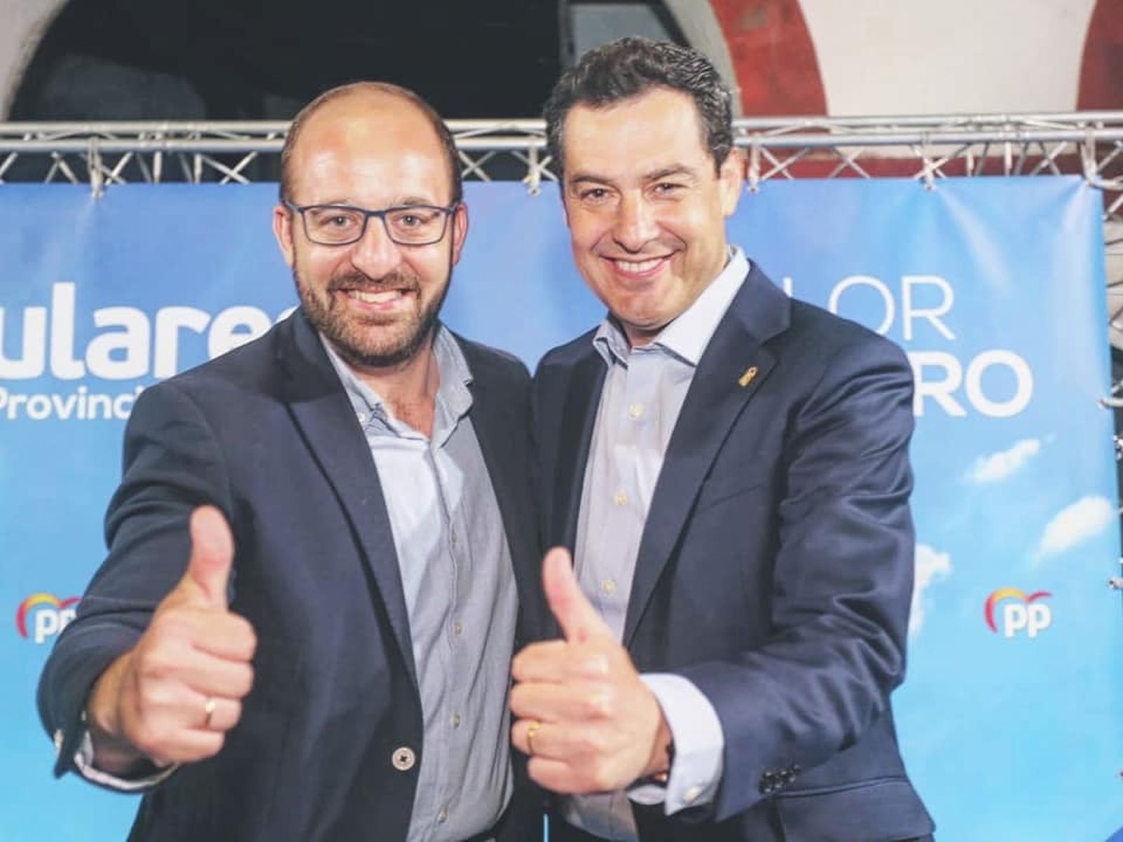 El alcalde, Germán Beardo, y el presidente de la Junta de Andalucía, Juanma Moreno.