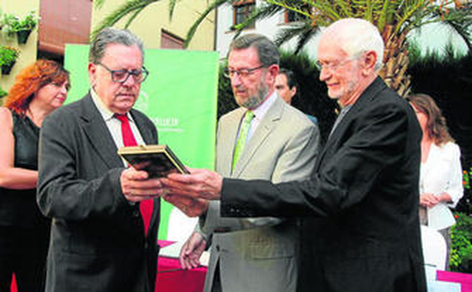 Manuel Gracia entrega el premio a Juan Cuenca y Juan Serrano.