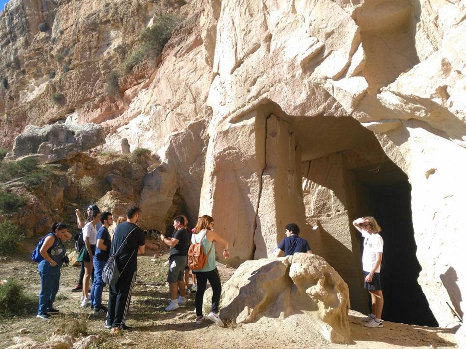Visita realizada por escolares al cerro donde se encuentran las canteras califales de Pescadería.