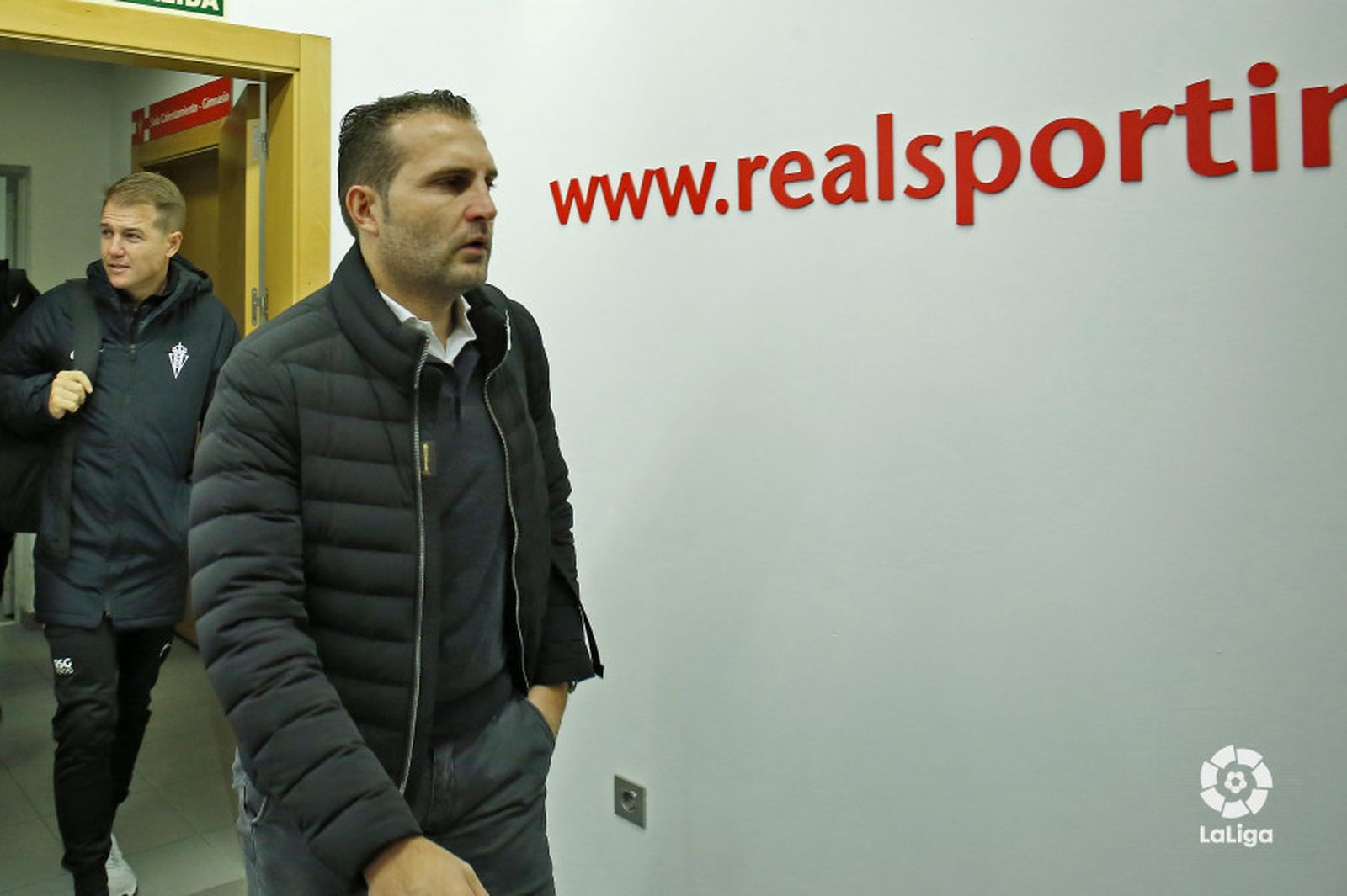 Rubén Baraja, en el túnel de vestuarios de El Molinón.