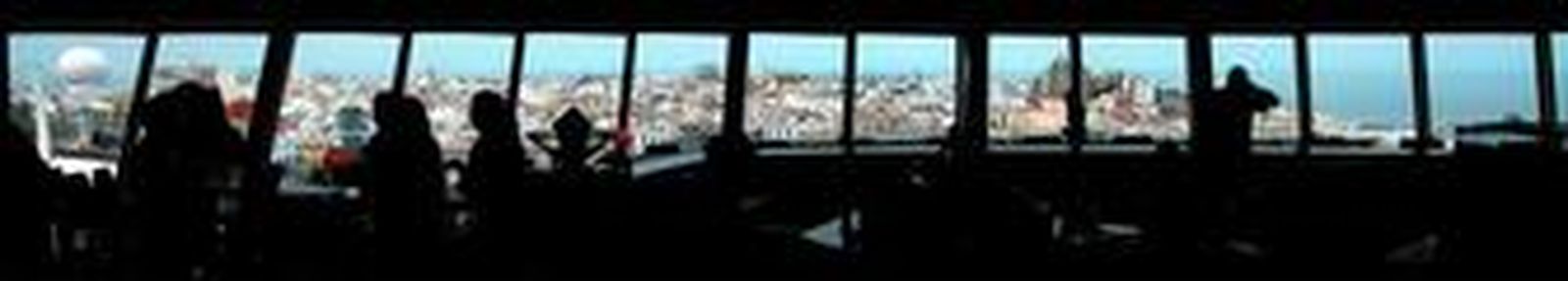 Algunos pasajeros prefirieron disfrutar del sol en cubierta durante la escala gaditana.