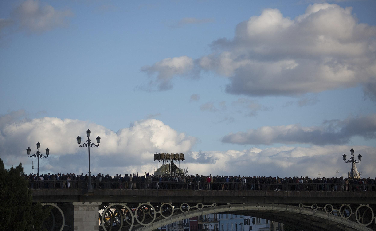 La Estrella cruzando el puente de Triana
