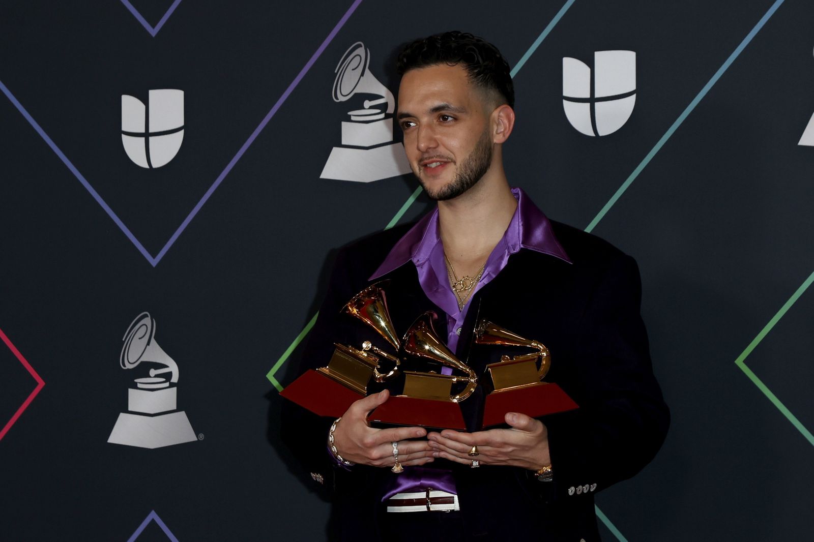 El cantante C. Tangana posa la edición 22 de los Grammy Latinos celebrados en Las Vegas.