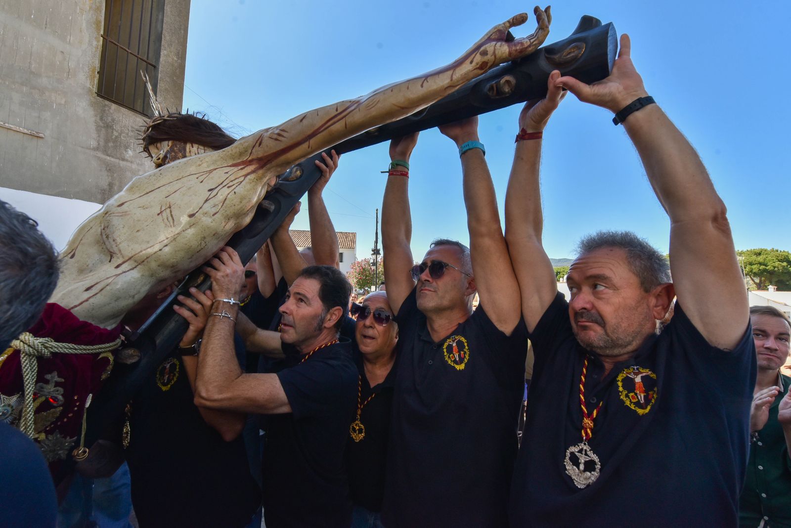 La procesión del Cristo de la Almoraima, en imágenes