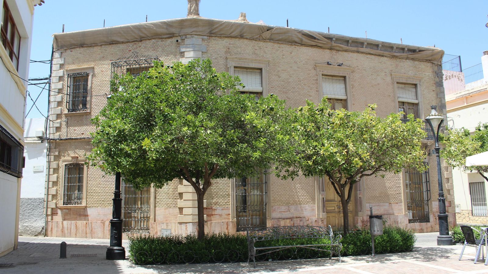 Vista del edificio de los antiguos juzgados desde la Plaza del Hospital.