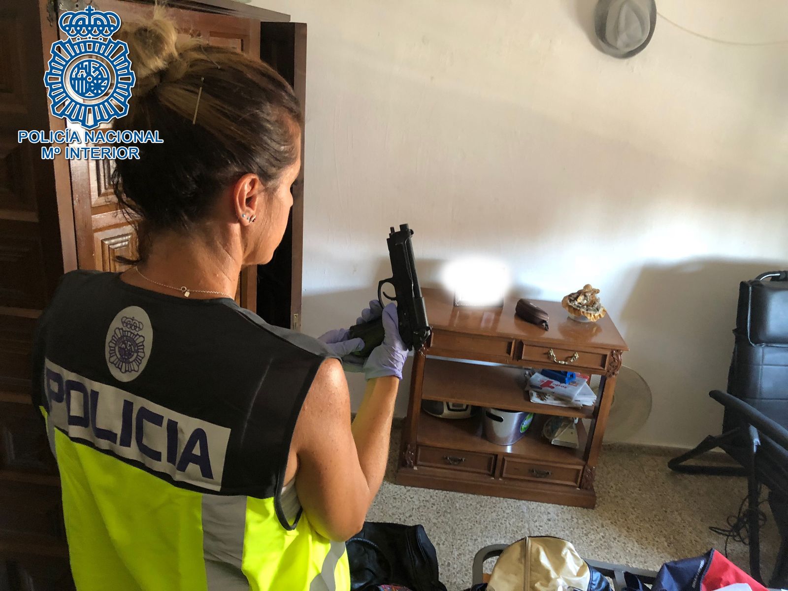 Una policía, en el piso donde fue liberada la menor.